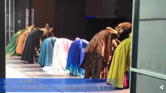 粉丝好心疼！李玉刚退场时连摔两跤是怎么回事？受伤了吗？