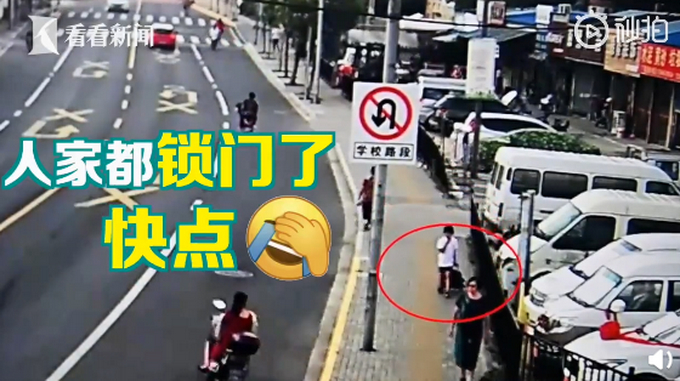 爸妈搞错时间提前一天把孩子送到学校，孩子独自回家，半路竟累哭了