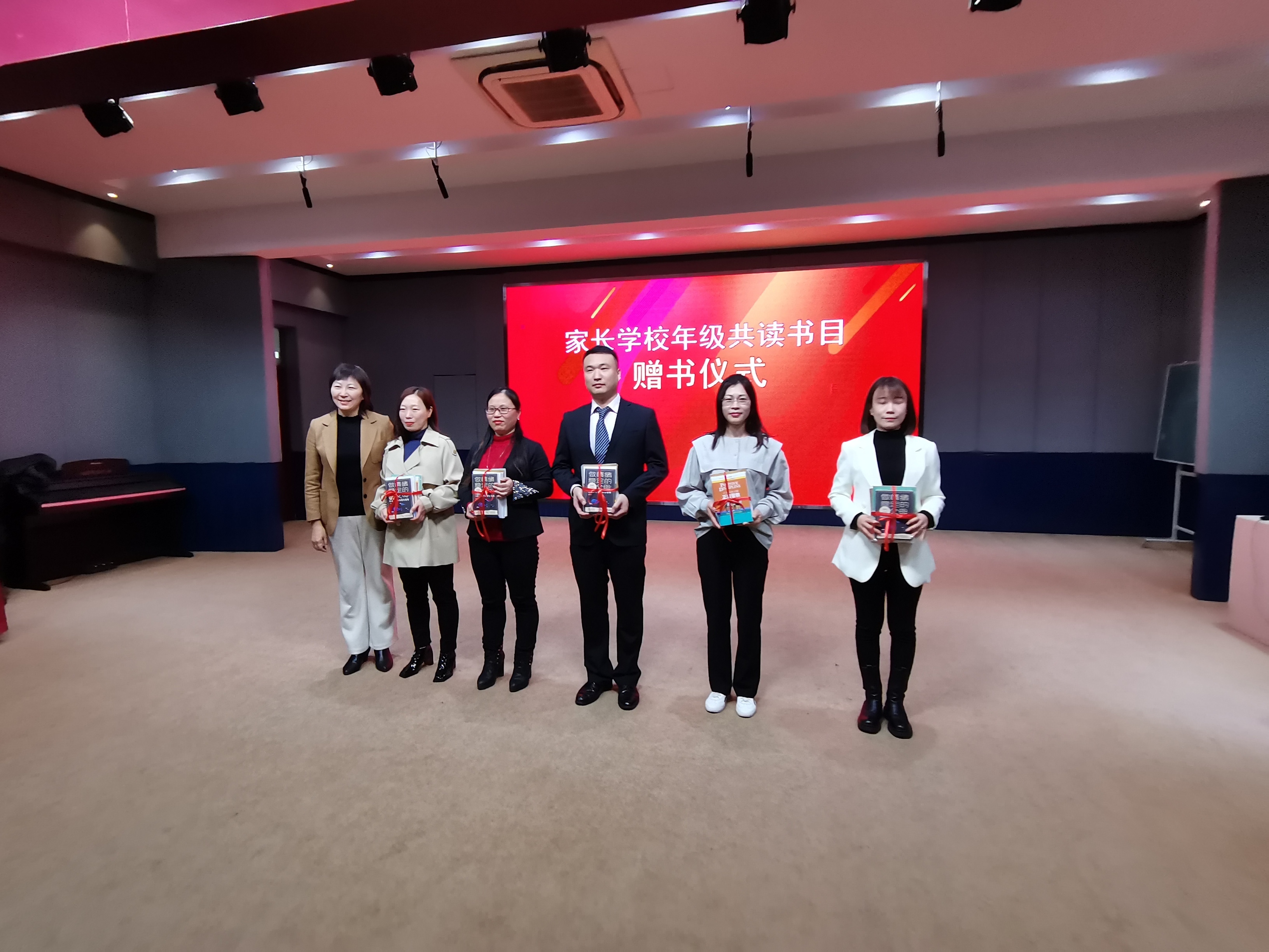 济南市首个U家社区驿站揭牌！爱都小学家长学校主题课程发布暨市中区家庭教育中心组研讨活动举行