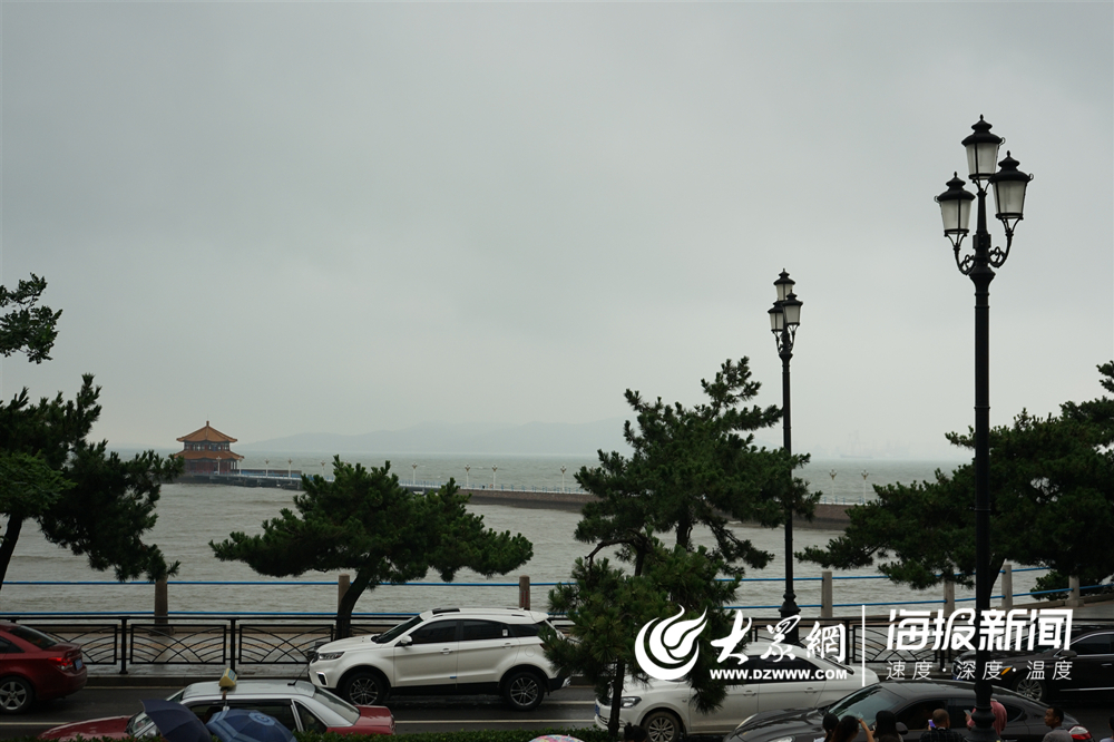 “利奇马”登陆次日：青岛沿海景区依旧关闭 环卫部门全力清理路面