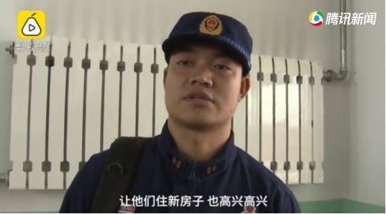 他的背包里是最骄傲的年货！