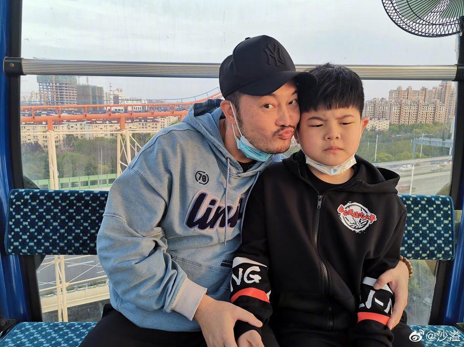 沙溢晒与安吉合照 哄娃诀窍：“从不理到互动！以德服人！”