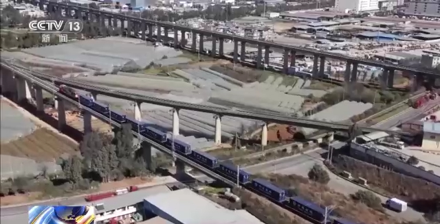 今天，中国出口国外首列高速动车组在青岛下线