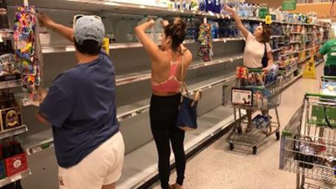飓风“多里安”即将来袭 美国佛罗里达州超市货架被居民一扫而空