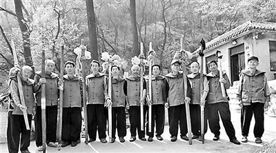 泰山挑山工首次统一着装 人员流失目前仅剩34人