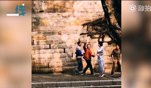 模特穿旗袍街拍农民工误入镜头 开心蹦跶的农民工大叔成了网红