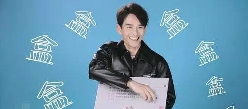 看到|王凯深夜与好友KTV聚会，喝到烂醉离开时险撞墙