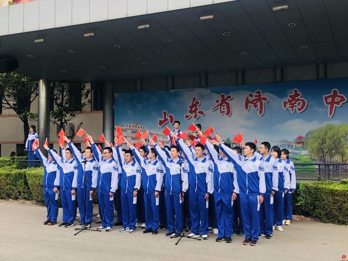 济南中学三千学子齐诵《少年中国说》