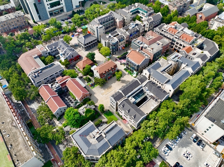 俯瞰济南经三路上的浪漫