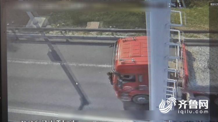 揪心！济宁一卡车高速路上倒车 竟“人肉”遮挡号牌 