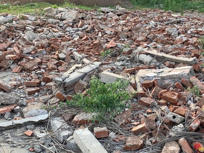 【啄木鸟在行动】章丘区济南龙升公司附近建筑垃圾和渣土未覆盖