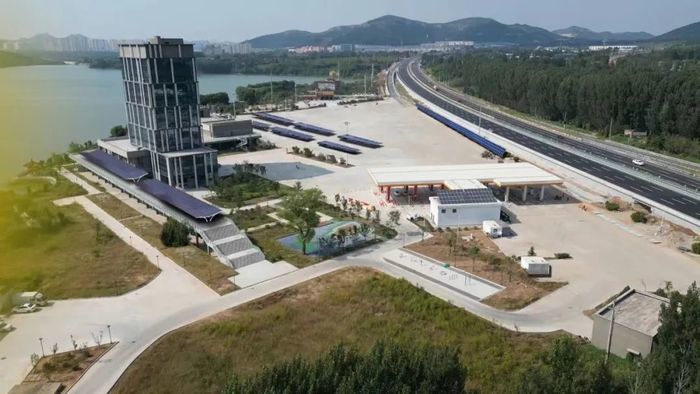 京台高速济南服务区建成运营，是山东高速首个近零碳服务区