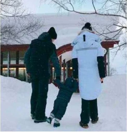颜值在线!baby素颜带儿子 2岁小海绵趴栏杆和妈妈说话