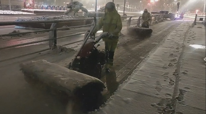 大雪漫天！3.5万清雪大军寒风中扫雪除冰忙