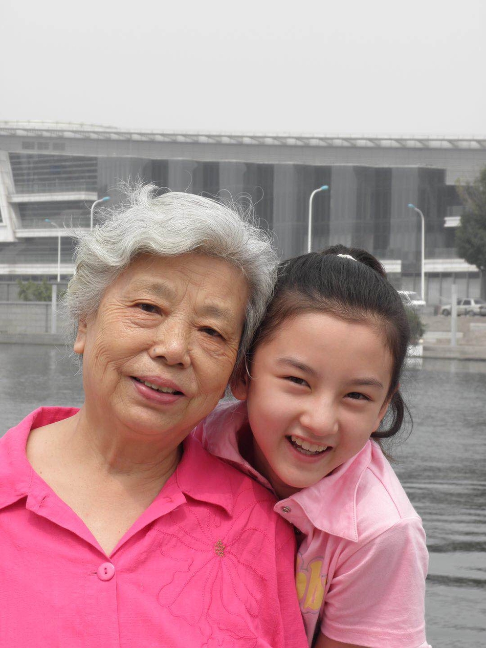 宋祖儿与姥姥旧照曝光 眉眼清秀俏皮可爱