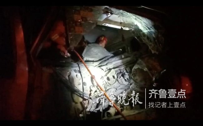 济宁：货车追尾驾驶员被困，消防紧急救援