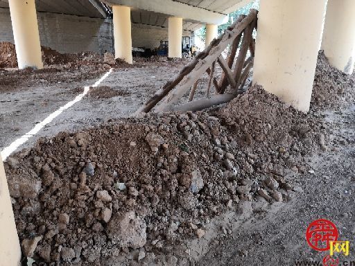【啄木鸟在行动】南部山区上坡村附近绕城高速公路桥下渣土裸露