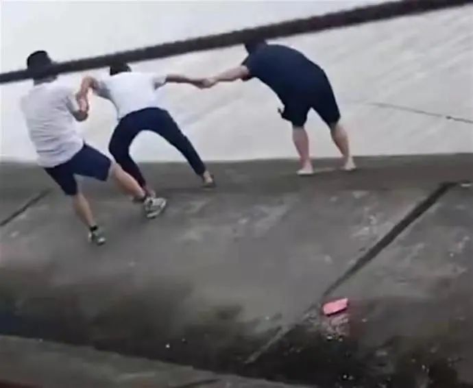 结绳救人！老人掉进钱塘江 危急时刻他们的举动亮了！