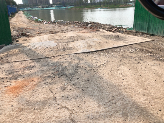 【啄木鸟在行动】水屯路与水屯北路交汇处以北500米处渣土裸露