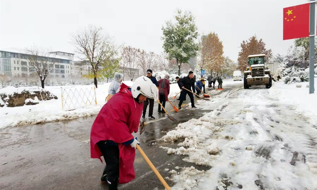 立冬迎初雪，济南护理职业学院师生全员扫雪除冰保出行