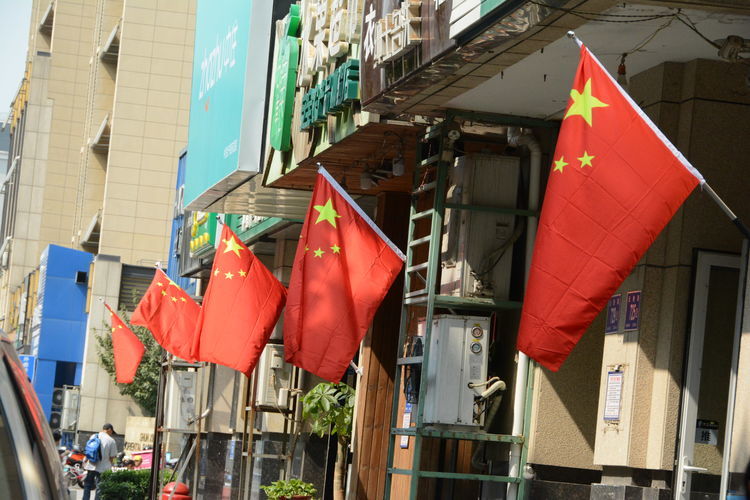悬挂国旗 喜迎国庆 最美“中国红”扮靓龙洞街道