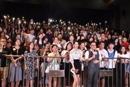 佟丽娅空降济南宣传《鼠胆英雄》 影迷狂撩“电影好看，但不如丫丫好看”