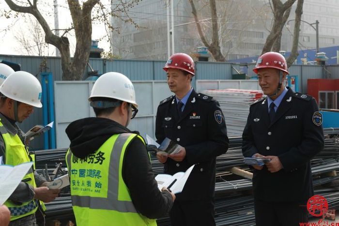 济南市水政监察支队走进轨道交通集团在建站点进行“世界水日”“中国水周”系列宣传