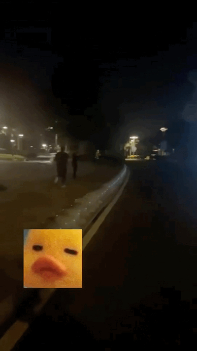 王嘉尔穿黑色背心夜跑被偶遇 途中亲切与路人打招呼