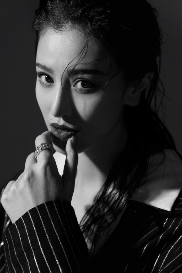 “正能量小仙女”葛天微博晒照：好好工作，热爱生活！