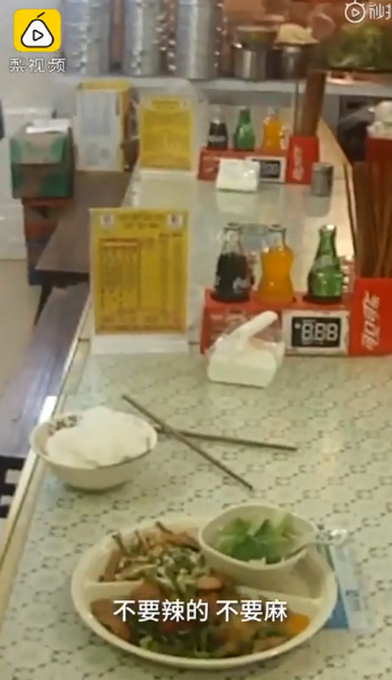 外地女子在重庆回锅肉里吃到青椒报警 吃不了辣椒为什么要点回锅肉？