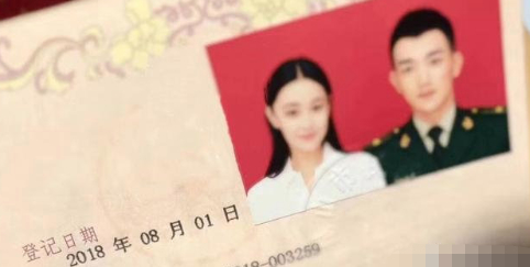 张馨予晒照为老公何捷庆生 庆结婚一周年甜蜜热吻