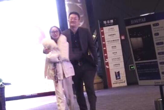 姚笛与富商男友合影近照曝光，牵手搂腰十分亲密，破分手传闻