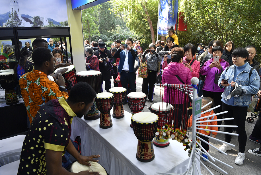 俄罗斯套娃、德国啤酒、韩国化妆品...买买买！来济南大明湖逛“国际大集”