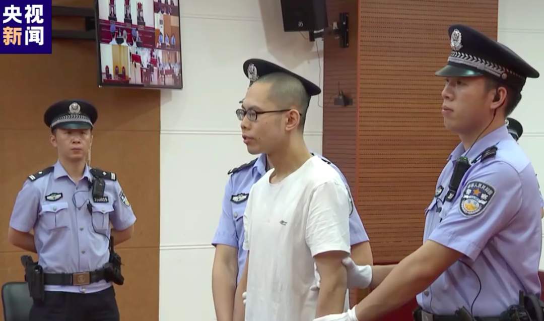 弑母案宣判现场:吴谢宇面无表情