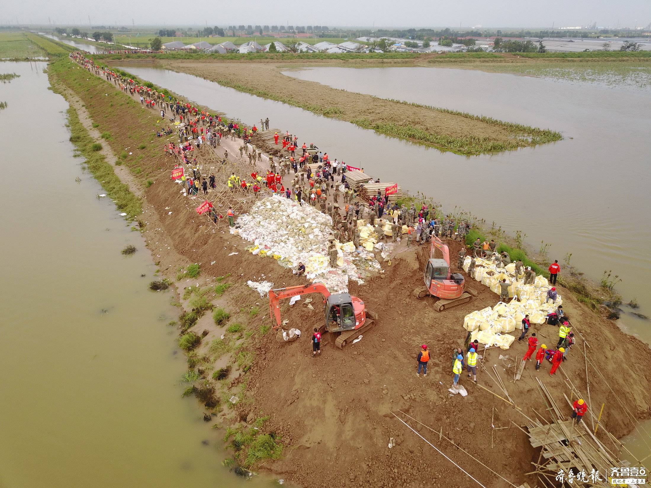 最后决战！航拍数千人封堵寿光张僧河决口现场