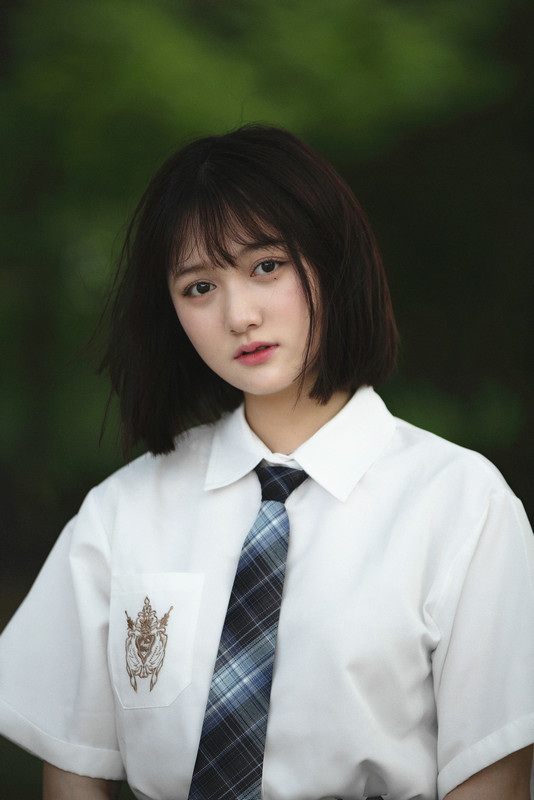 董思怡《二十不惑》夏日写真清爽来袭 唯美校园风中洋溢青春活力
