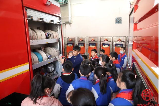 济南育秀中学小学部四（5）中队开展“红领巾牵手火焰蓝，雷锋精神代代传”消防安全主题活动