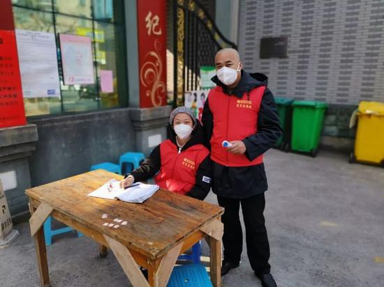 扛起党旗，他们走在疫情防控斗争第一线