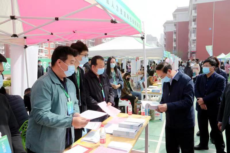 八千多个岗位送进校园，东港举办2021“春风行动”暨企业用工保障服务专项行动招聘会