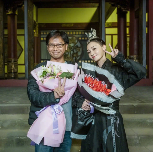 姚笛古装剧照造型雍容华贵，生图曝光颜值差距太大了