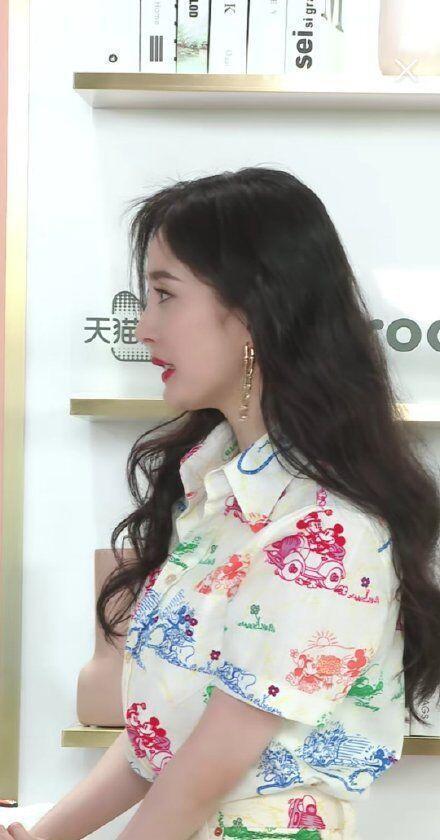 李佳琦道歉! 杨幂李佳琦直播 李佳琦紧张开黄腔怎么回事说了什么?