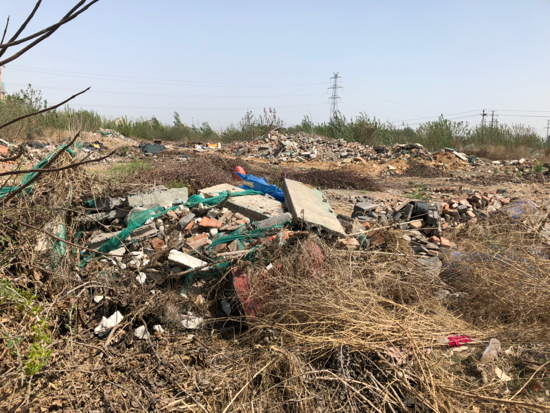 【啄木鸟在行动】历城区郭董路东侧大面积渣土及生活垃圾露天堆放