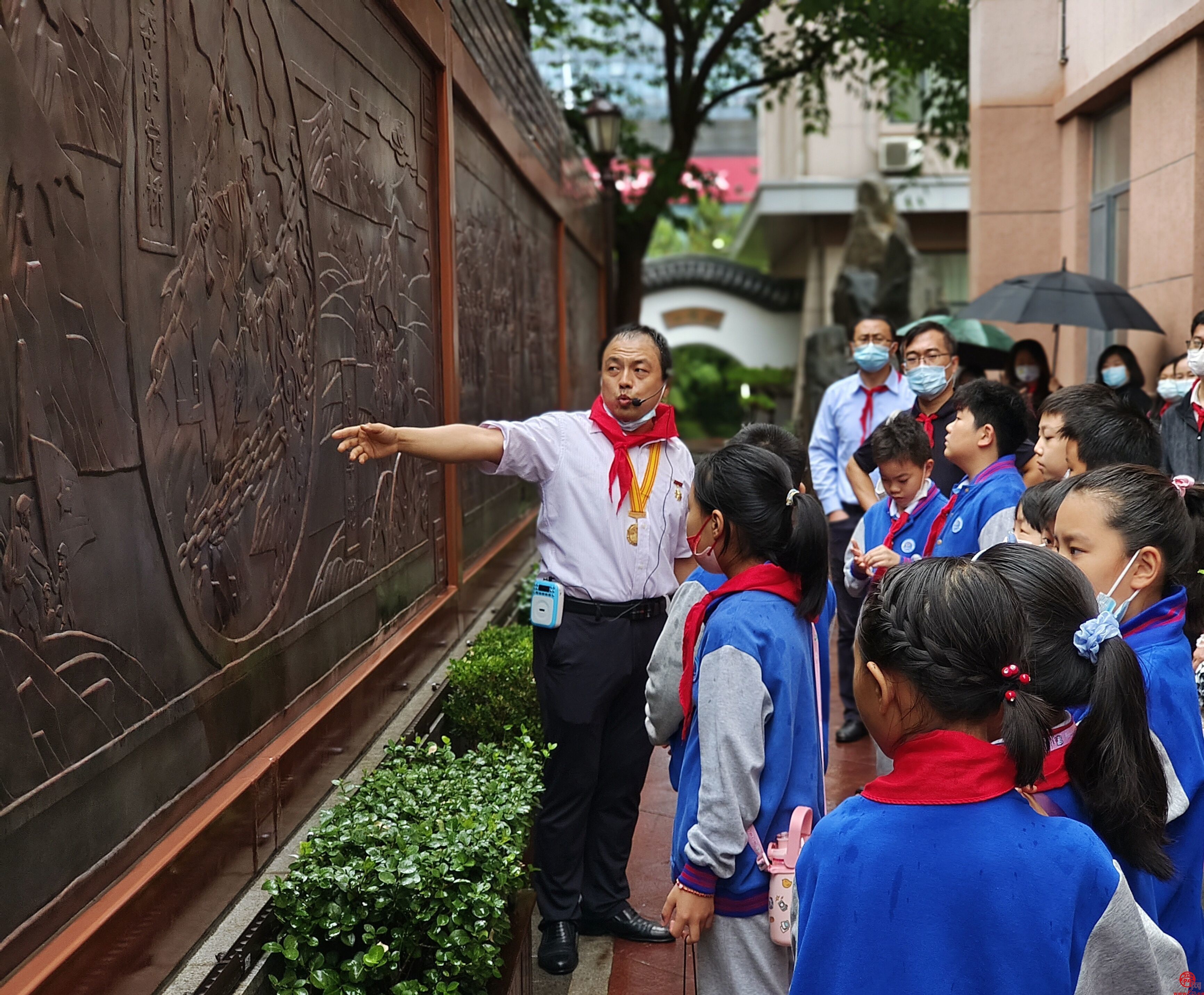 济南育秀中学小学部四（1）秦鹏中队国庆期间开展爱国主义教育实践活动