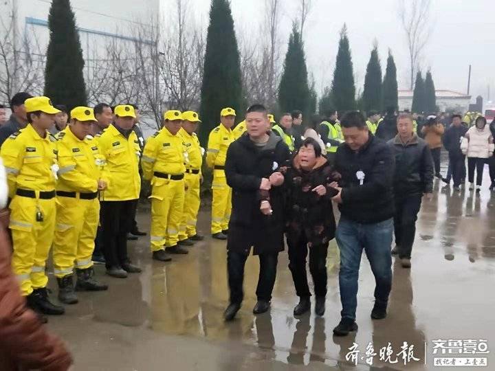 张雪领追悼会在郓城举行，社会各界群众自发前往送别