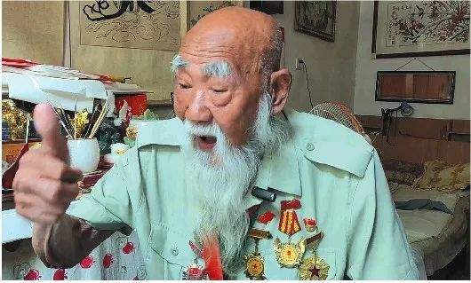 济南99岁老人资助的“三胞胎”都考上大学了，其中一人被清华录取