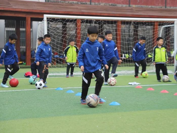 喜报！济南市育晖小学足球队再夺冠