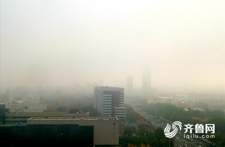 山东大雾来袭！雾气笼罩下楼宇开启“隐身模式”