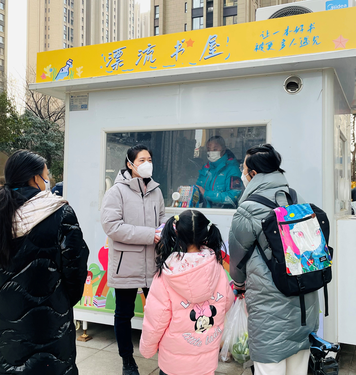 济南一核酸亭“变身”外卖小哥休息驿站、漂流书屋