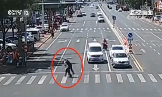 外卖小哥挡住车流 公交司机背起老人过马路