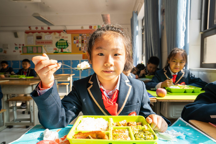 午间配餐服务100%全覆盖 济南市确定15处“中央厨房”让学生吃得饱更吃得好